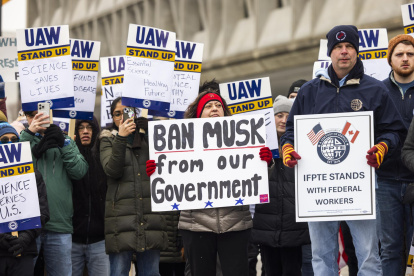 Investigadores, académicos y simpatizantes en una manifestación contra la congelación de fondos por parte del Departamento de Eficiencia Gubernamental (DOGE) frente al edificio de Salud y Servicios Humanos (HHS) de EE.UU. en Washington.