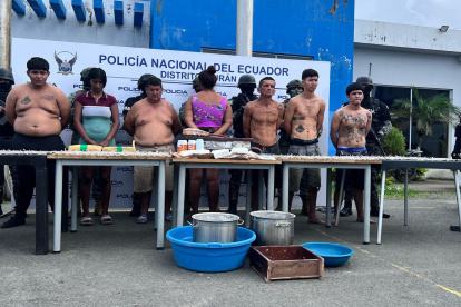 Ciudadanos detenidos en operativo ejecutado en Durán.