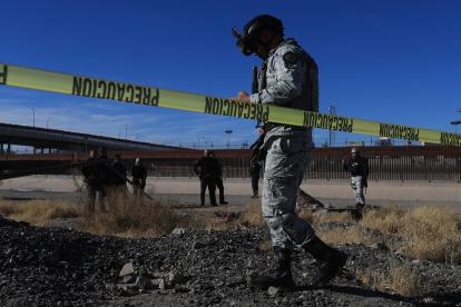 Integrantes de la policía estatal y la Guardia nacional participan en el operativo ‘Operación Frontera Norte’ en las inmediaciones del Río Bravo este lunes, en Ciudad Juárez (México).