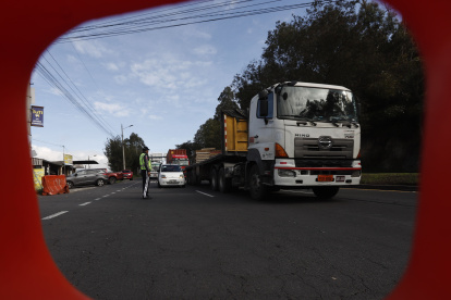 Se refuerza la seguridad vial en Quito con la instalación de nuevas barreras jersey en la Ruta Viva