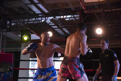 Roberto Veintimilla (i) enfrentó a Jefferson Cagua en la división de los 70 kilogramos durante uno de sus últimos combates en el FightCup de la ciudad de Quito.