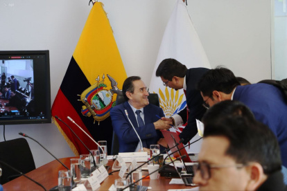 El presidente de la mesa, Fernando Cedeño, y el asambleísta Leonardo Berrezueta; ambos del correísmo.