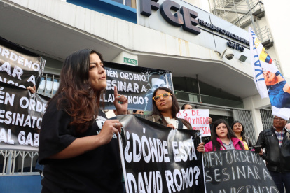 Las hijas de Fernando Villavicencio, familiares y amigos, realizaron un plantón en los exteriores de la Fiscalía de Pichincha, en Quito.