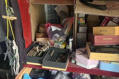 Policía detuvo extranjero chino con armamento militar