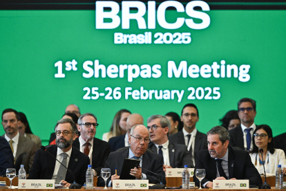 El ministro de Relaciones Exteriores de Brasil, Mauro Vieira (c), participa durante la primera reunión de sherpas (jefes negociadores) del grupo BRICS, en el Palacio de Itamaraty, este martes en Brasilia (Brasil). Vieira inauguró una reunión de los jefes negociadores del foro BRICS, al que instó a fortalecer la cooperación en el eje Sur-Sur frente a "políticas proteccionistas" que han vuelto a surgir en el mundo. EFE/Andre Borges