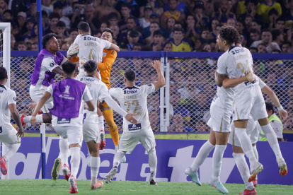 Jugadores de Alianza celebran su victoria en el partido de la segunda ronda de la Copa Libertadores entre Boca Juniors y Alianza Lima en el estadio La Bombonera en Buenos Aires (Argentina).