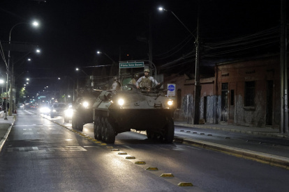 Soldados del ejército en un vehículo militar patrullan una calle durante un estado de emergencia luego de un apagón en Santiago el 26 de febrero de 2025.