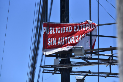 Más de 800 vallas en Quito no tienen permisos.