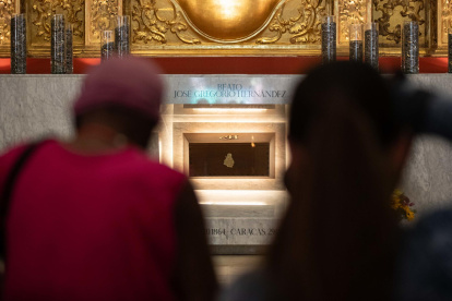 Un altar del beato José Gregorio Hernández durante una misa en la iglesia Santuario Nuestra Señora De La Candelaria, este martes, en Caracas (Venezuela).