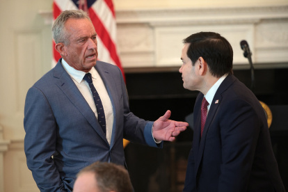El secretario de Salud, Robert F. Kennedy Jr., habla con el gobernador Josh Shapiro (demócrata por Pensilvania) durante una reunión en la Casa Blanca.