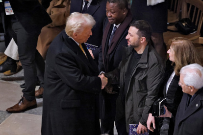 París. El presidente Trump saluda a su colega Volodímir Zelenski.