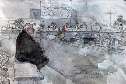 Este boceto judicial muestra al cirujano jubilado Joel Le Scouarnec durante una audiencia en el primer día de su juicio en el Tribunal Penal de Vannes.