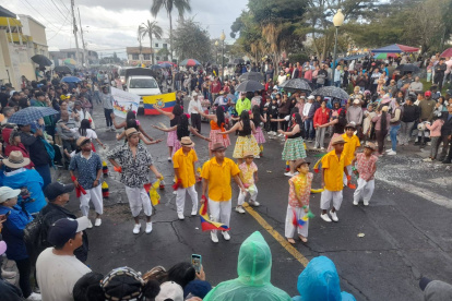 Desfiles, comparsas y danzantes recorrieron las calles de Checa.