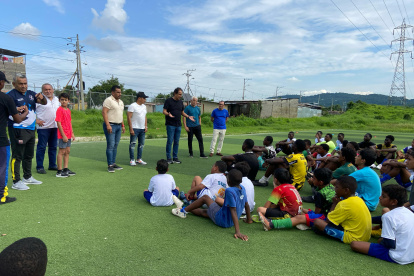 Niños y jóvenes de una escuela del populoso sector de Guayaquil fueron visitados por exjugadores para olvidar carencias y necesidades