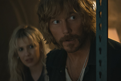 Michelle (Millie Bobby Brown) y Keats (Chris Pratt) en The Electric State.