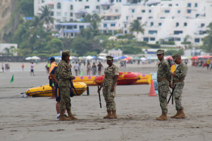 Militares patrullan una de las playas de Esmeraldas.