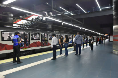 Problema. Usuarios reportaron la existencia de goteras en la estación Cardenal de la Torre, tras las lluvias.