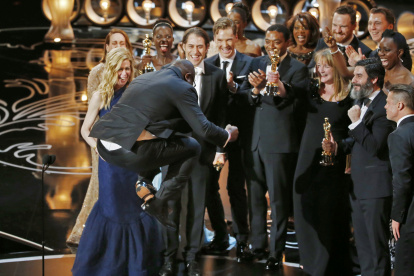 Director and producer Steve McQueen jumps after accepting the Oscar for best picture for his work in "12 Years a Slave" at the 86th Academy Awards in Hollywood, California March 2, 2014. REUTERS/Lucy Nicholson (UNITED STATES TAGS: ENTERTAINMENT) (OSCARS-SHOW) OSCARS/