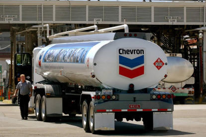Un camión cisterna de la empresa Chevron.