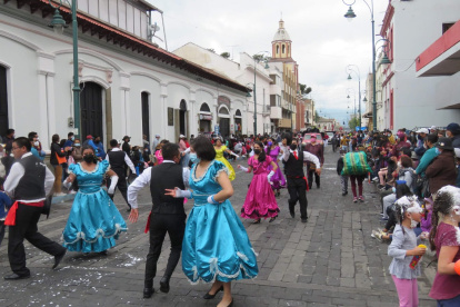 Distracción. Desfiles con vestimenta típica reciben a los visitantes en Chimborazo.
