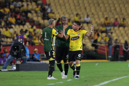 Mario Pineida (d) fue expulsado en el partido de Barcelona ante El Nacional por la fase 2 de Copa Libertadores