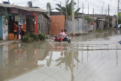 Inundación. En la calle 40 a veces resulta imposible movilizarse por el agua acumulada.