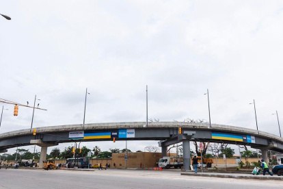 El puente de la avenida Juan Tanca Marengo, a decir de los guayaquileños, no ha logrado descongestionar el tráfico en el sector.