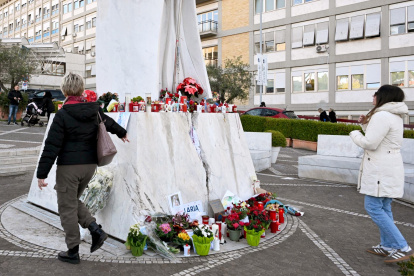 Dibujos, velas y mensajes para la recuperación del Papa Francisco se encuentran en la estatua de Juan Pablo II, afuera del Hospital Agostino Gemelli, donde permanece hospitalizado, en Roma, Italia, 27 de febrero de 2025.