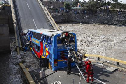 Los servicios de rescate trabajan en el lugar donde un autobús de pasajeros cayó a un río tras el colapso de un puente en Chancay, al norte de Lima, el 14 de febrero de 2025.