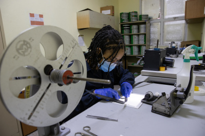 Doria Jiménez, empleada de la Cinemateca Dominicana, trabaja en el proceso de rescate y restauración de películas en el Archivo de la Nación este viernes, en Santo Domingo (República Dominicana).