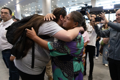Teresa del Carmen Araya (d) abraza a su hija Jada Thiemann a su llegada al Aeropuerto Internacional Arturo Merino Benitez este 22 de febrero de 2025, en Santiago (Chile). EFE/ Ailen Díaz