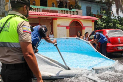 Anteriormente, se han realizado operativos en diversos sectores de Guayaquil por la instalación de piscinas en las calles.