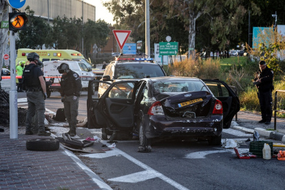 Las fuerzas de seguridad israelíes inspeccionan un vehículo en Gan Shmuel después de que, según informes, un hombre lo embistiera contra peatones en el cruce de Karkur, al sur de la ciudad de Haifa.