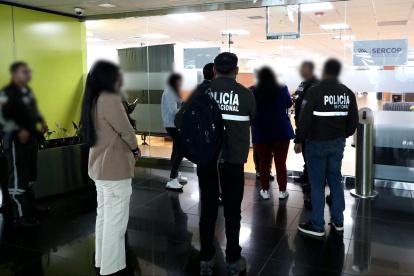 Los agentes fiscales y policiales llegaron a las instalaciones del Sercop en el norte de Quito.