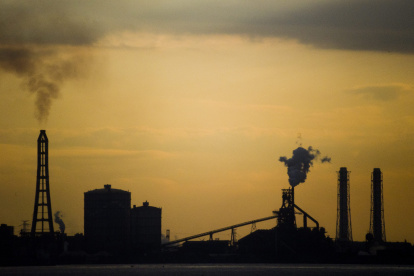 Humo emerge de diversas fábricas en una imagen de archivo. EFE/Everett Kennedy Brown