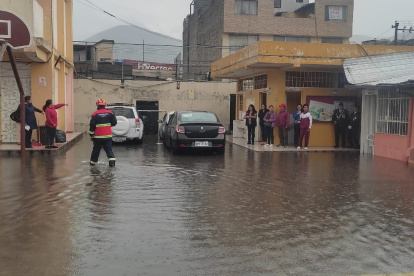 A una unidad educativa ubicada en El Camal ingresó agua en el patio y una oficina.