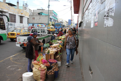 Asociaciones de comerciantes señalan que el índice de vendedores informales afuera de mercados y centros comerciales del ahorro afecta sus ganancias.