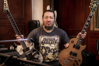 Carlos Sánchez es el percusionista que grabó las congas para "Nativos".