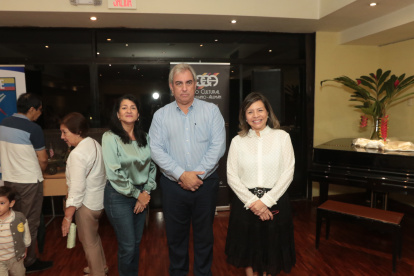 Ginger Jairala, Benigno Sotomayor y Adelina Landívar.