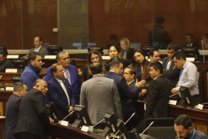 Negociaciones. El socialcristiano Jorge Enrique Acaiturri, en medio de los suyos, afina sus estrategias entre los bloques oficialista y correísta.