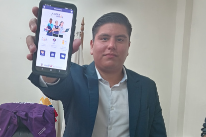 Danny Llerena, coordinador de Zona 8 de Arcsa, muestra la aplicación renovada de la entidad.