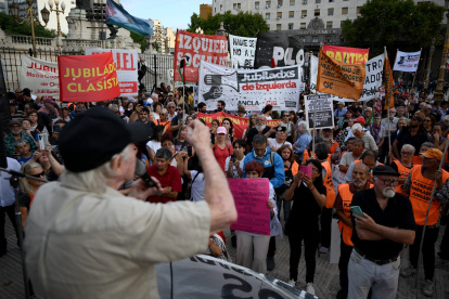 El vicepresidente de la Coordinadora Nacional de Organizaciones de Jubilados y Pensionados de Argentina, Marcos Wolman, de 89 años, pronuncia un discurso.