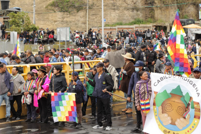 Indígenas bloquean el paso en el puente internacional Rumichaca durante una protesta para exigir una solución al derribo de dos puentes.