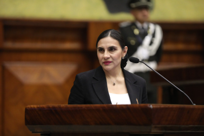 Verónica Abad, vicepresidenta de Ecuador, enfrenta suspensión de derechos políticos tras la sentencia del Tribunal Contencioso Electoral.