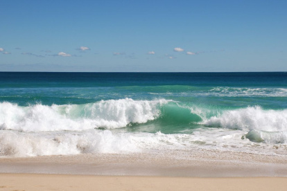 Se recomienda tomar precauciones debido al aumento de la fuerza de las olas y las corrientes peligrosas.