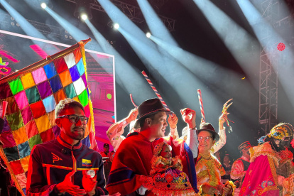 El tradicional Jueves de Compadres abrió la celebración del carnaval en Cuenca.