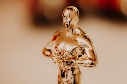 El premio Óscar es una estatuilla dorada que representa el máximo galardón dentro de la industria cinematográfica.