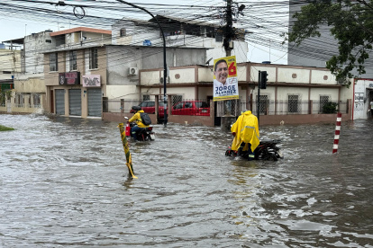 Decenas de personas tuvieron complicaciones para acudir a sus trabajos en Machala.