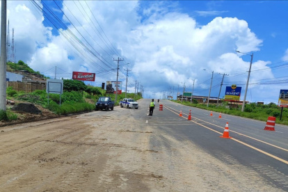 En distintos tramos de la vía E15 Ruta Spondylus, la maquinaria del Ministerio de Obras realiza la limpieza de los escombros.