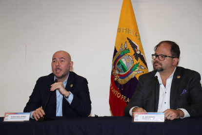 Los ministros Giancarlo Loffredo y Jhon Reimberg en rueda de prensa este 28 de febrero.